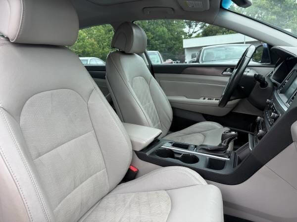 Used 2017 Hyundai Sonata Sport w/ Value Edition Package 02 FWD image 13