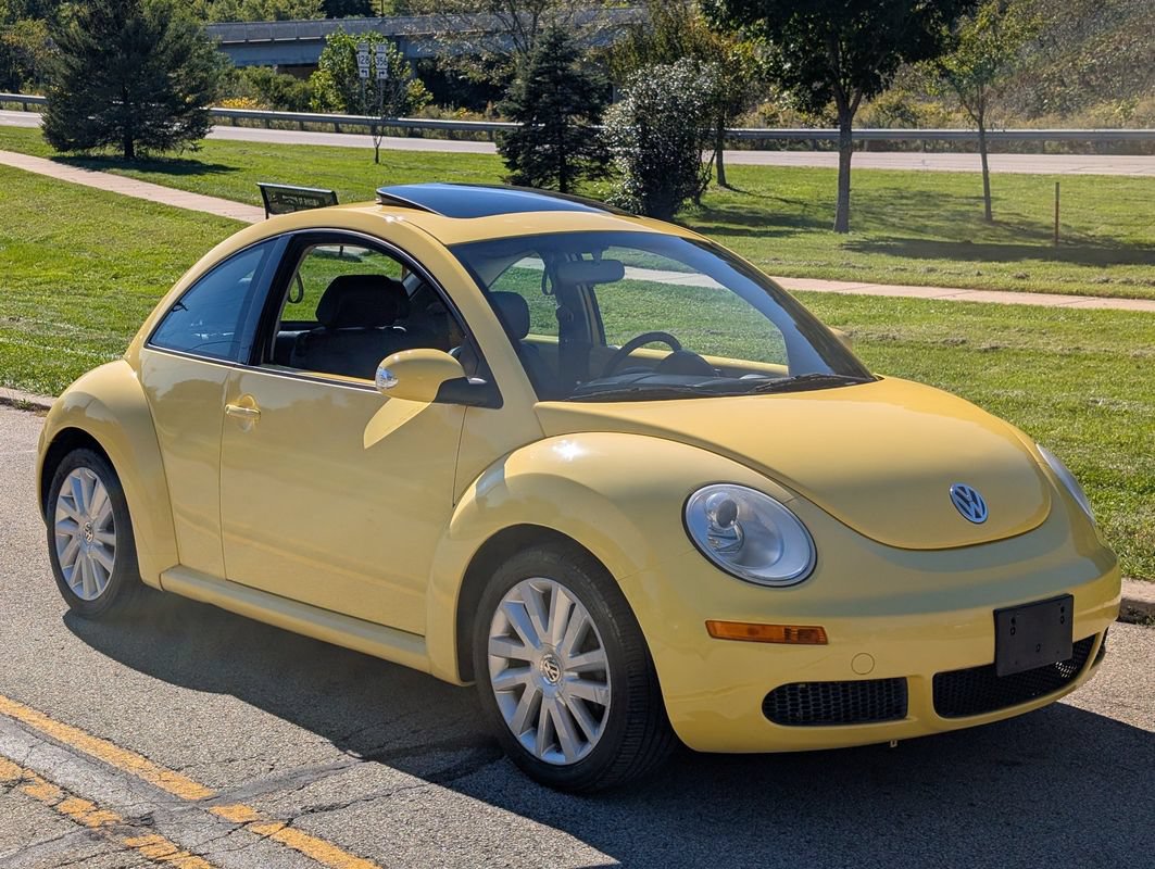 Used 2008 Volkswagen Beetle SE FWD image 4