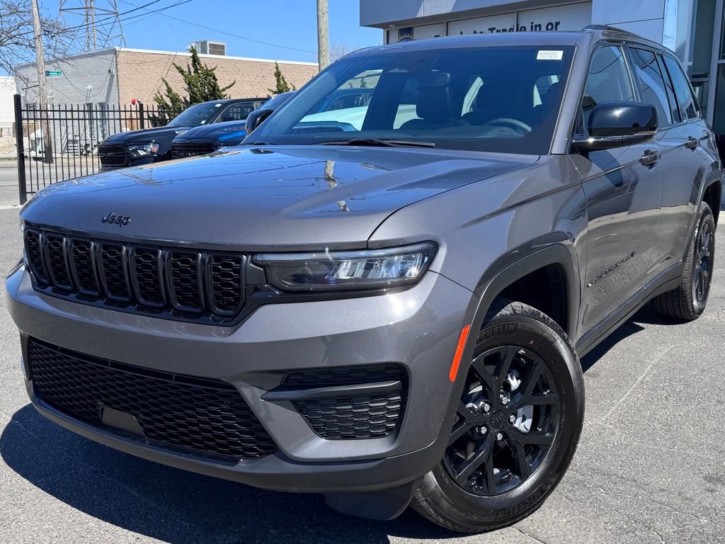 Used 2024 Jeep Grand Cherokee Altitude image 3