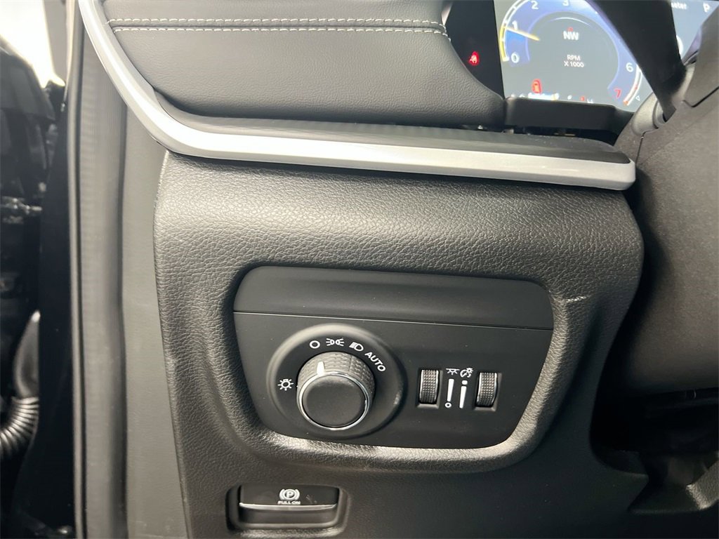 New 2025 Jeep Grand Cherokee Altitude image 17