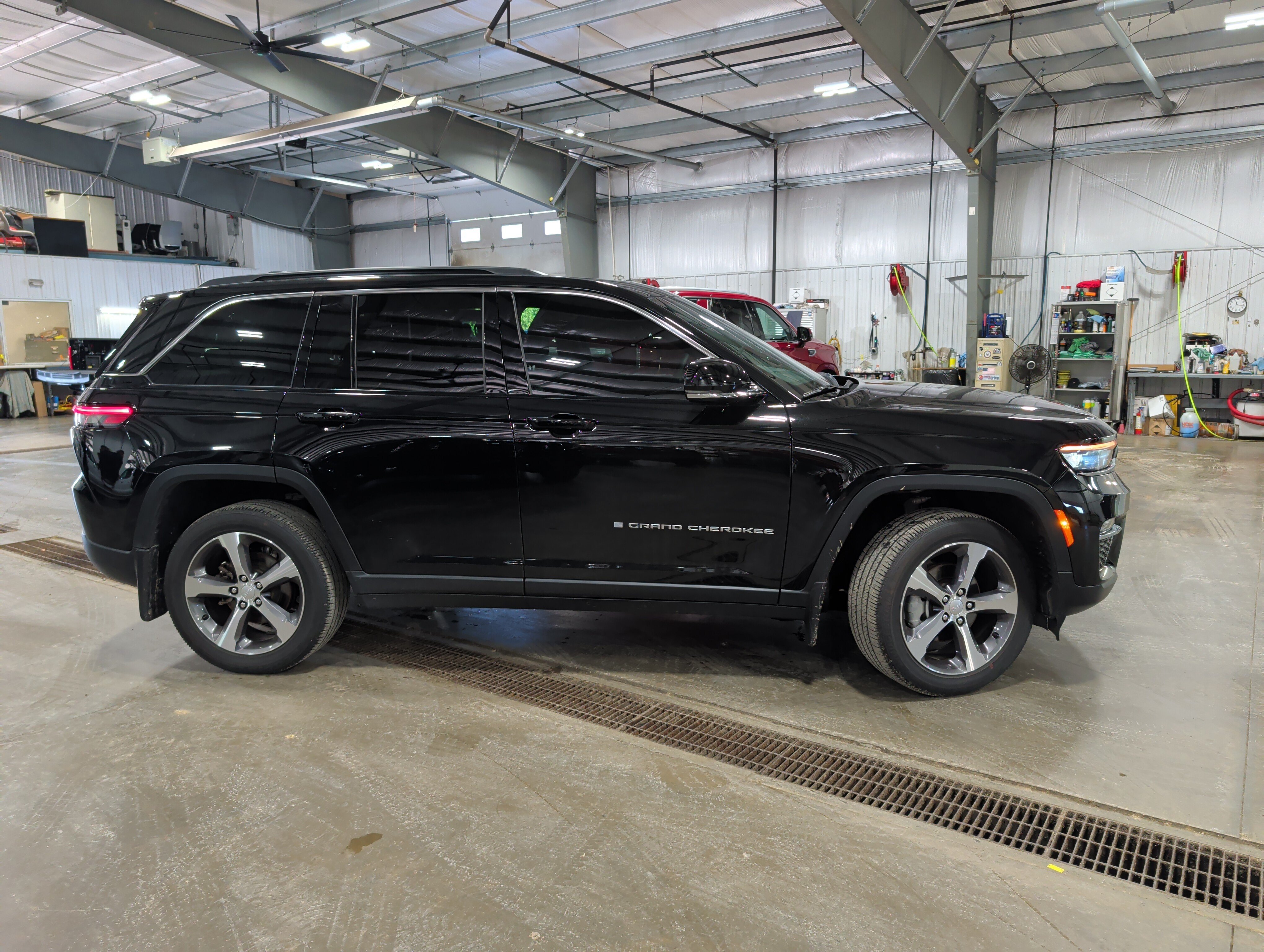 Used 2024 Jeep Grand Cherokee Limited AWD/4WD image 2