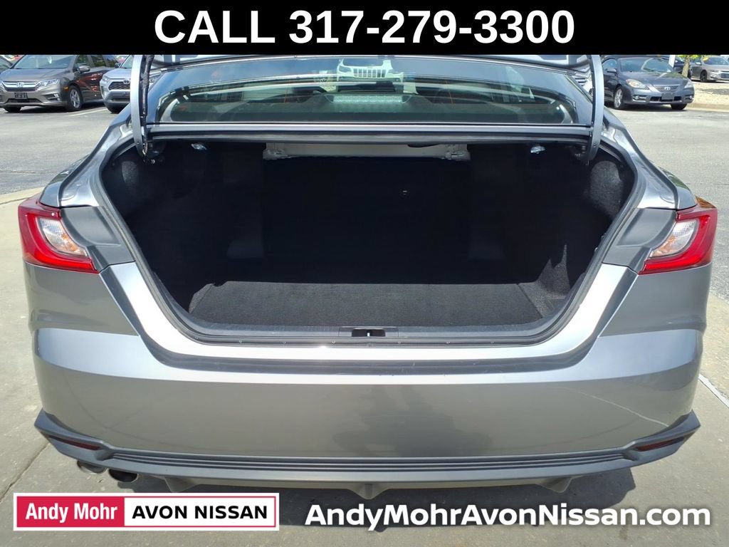 Used 2025 Toyota Camry SE FWD image 9