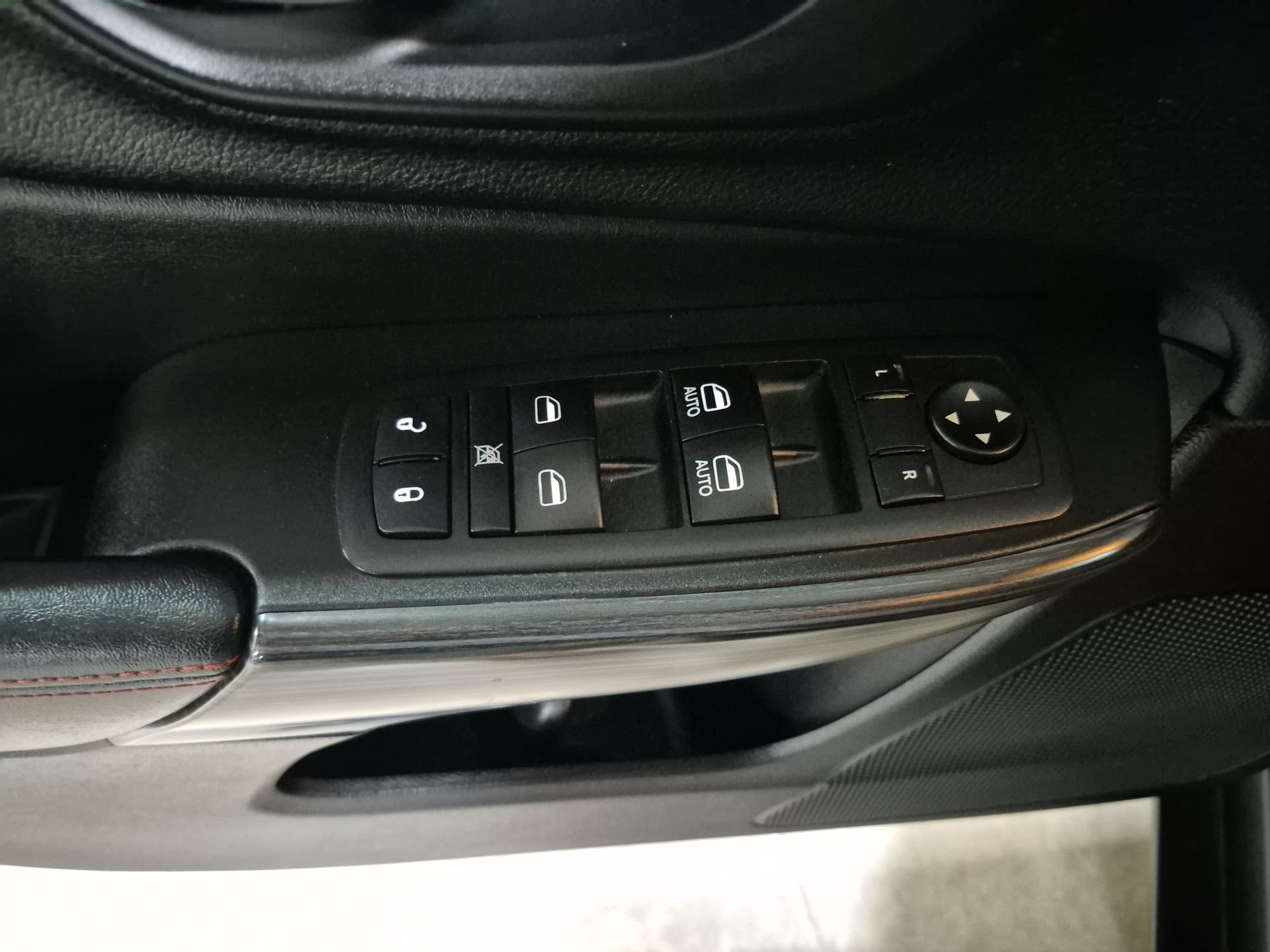 Used 2016 Jeep Cherokee Trailhawk w/ Comfort/Convenience Group AWD/4WD image 24