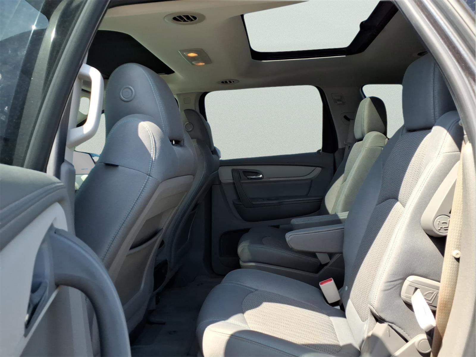 Used 2017 Chevrolet Traverse LT w/ Style and Technology Package FWD image 11