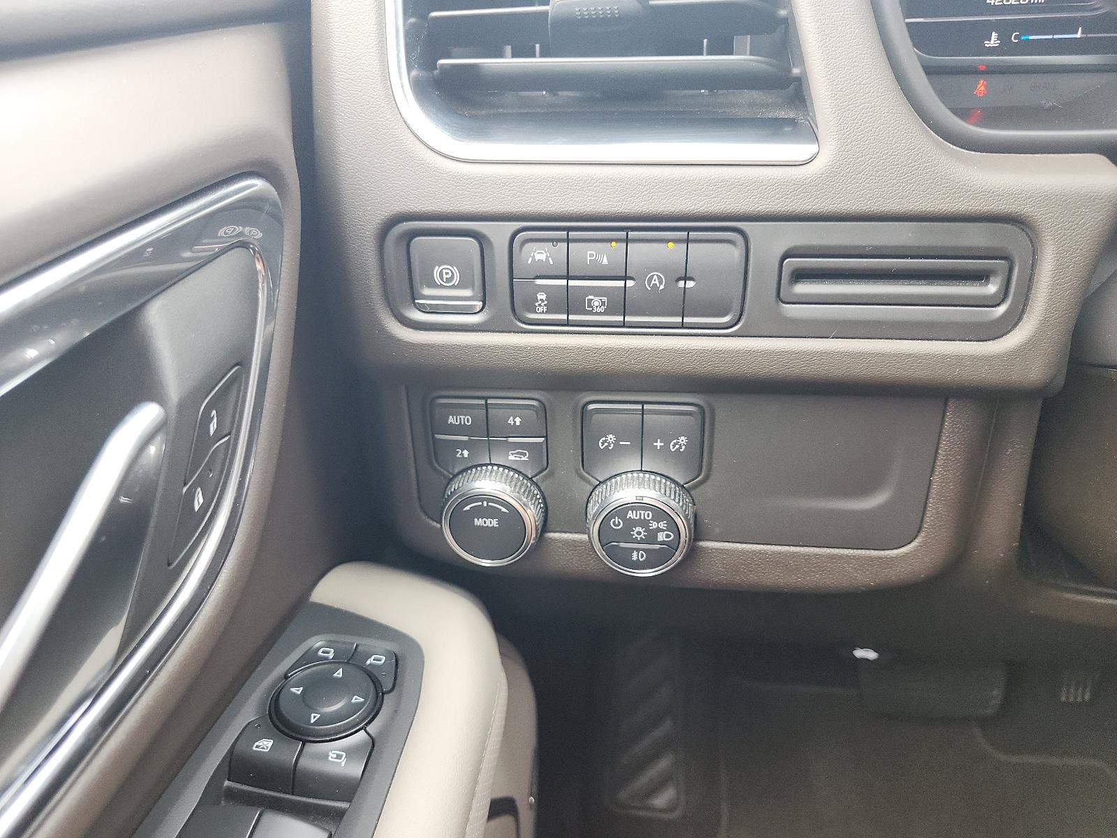 Certified 2024 GMC Yukon SLT w/ SLT Luxury Package AWD/4WD image 22