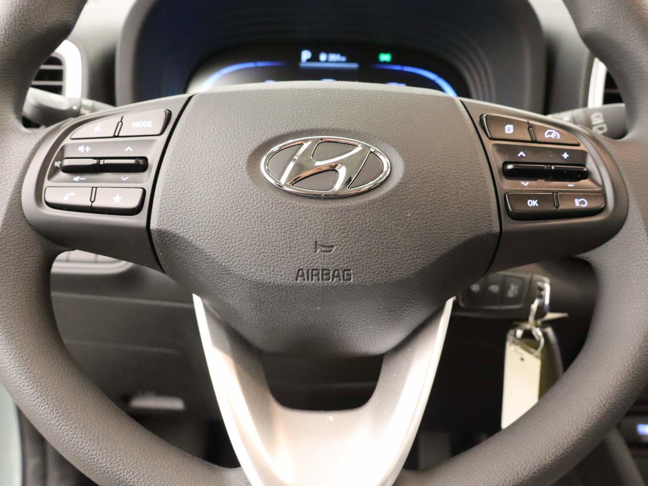 Used 2025 Hyundai Venue SE image 12