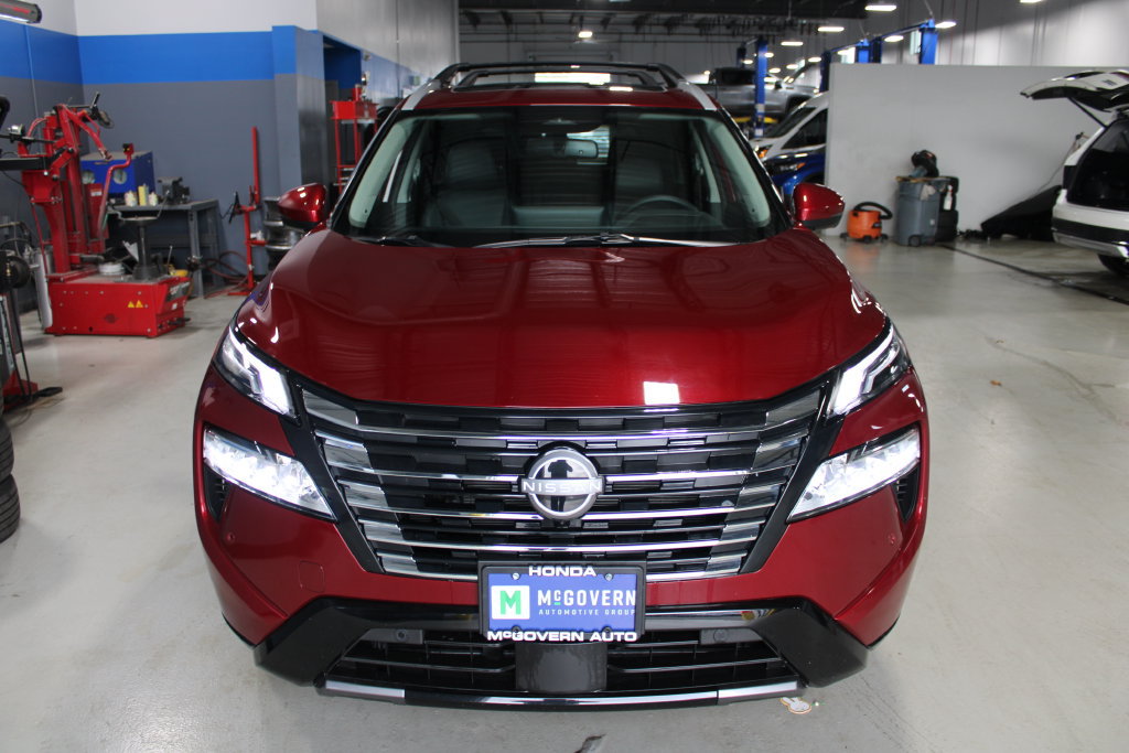 Used 2025 Nissan Rogue Platinum AWD/4WD image 2