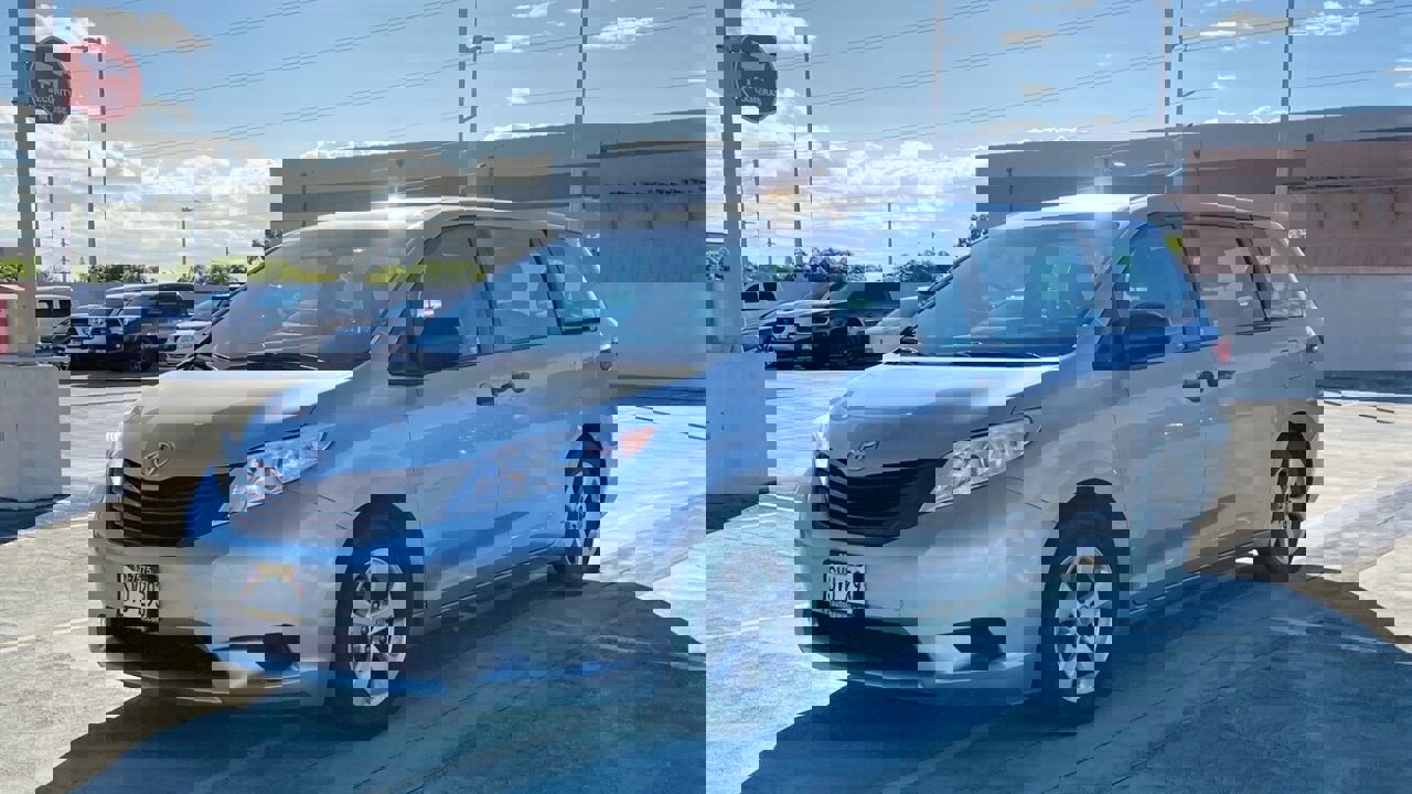 Used 2016 Toyota Sienna LE image 1