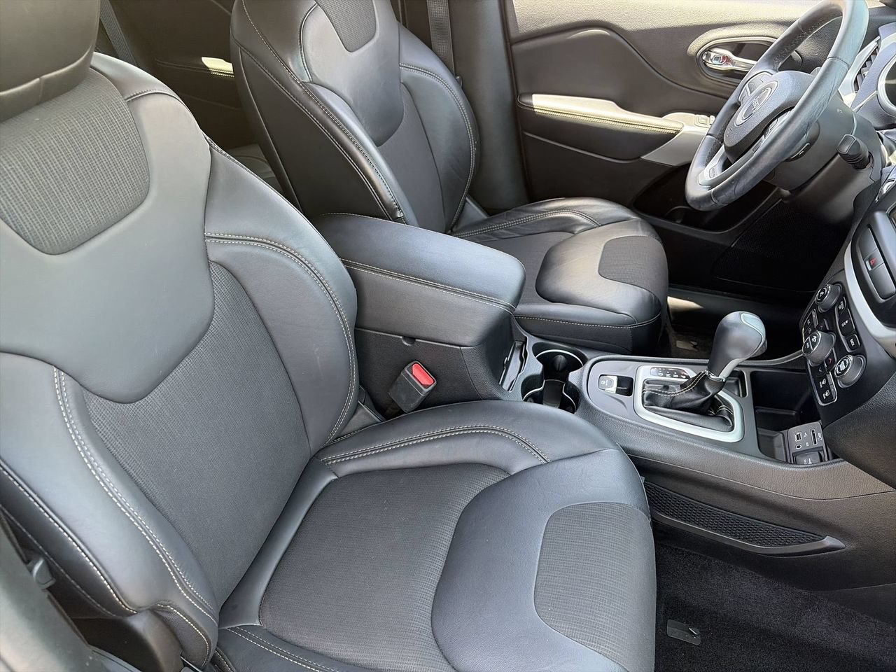 Used 2018 Jeep Cherokee Latitude Plus w/ Comfort/Convenience Group FWD image 10