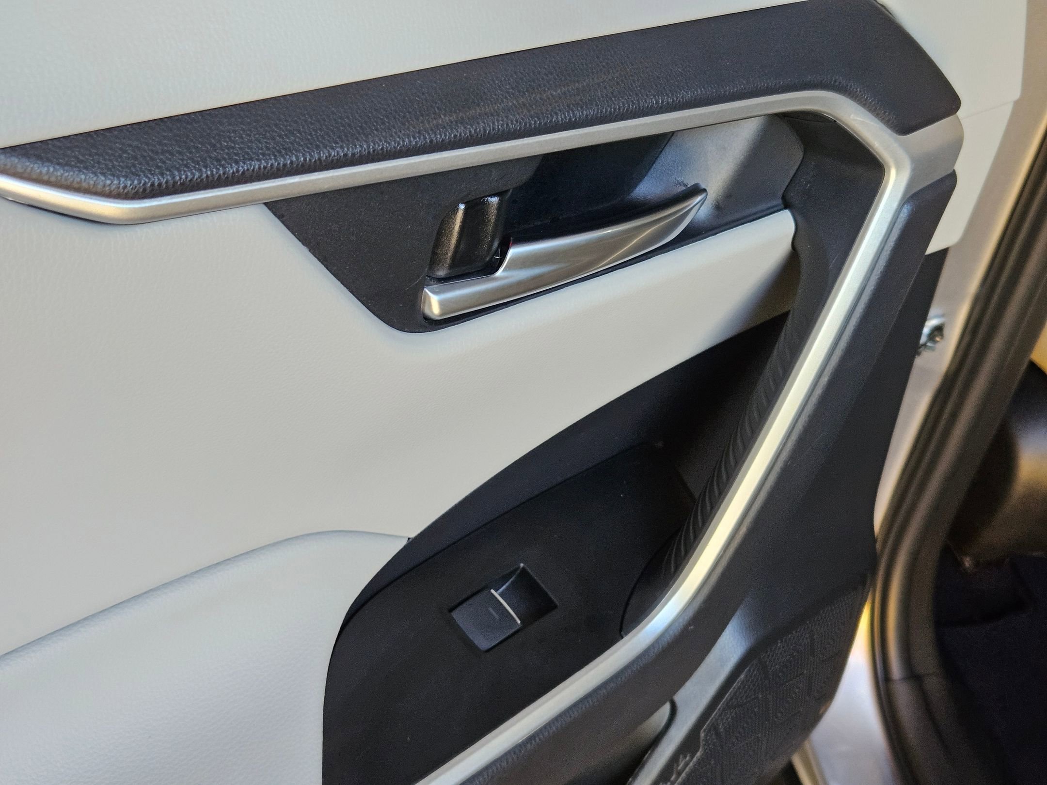 Used 2023 Toyota RAV4 XLE Premium image 34