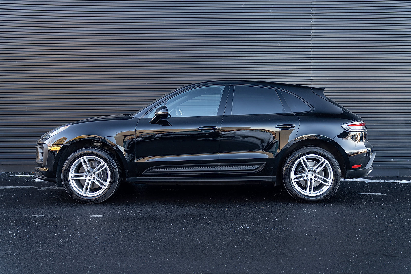 Certified 2025 Porsche Macan AWD/4WD image 2