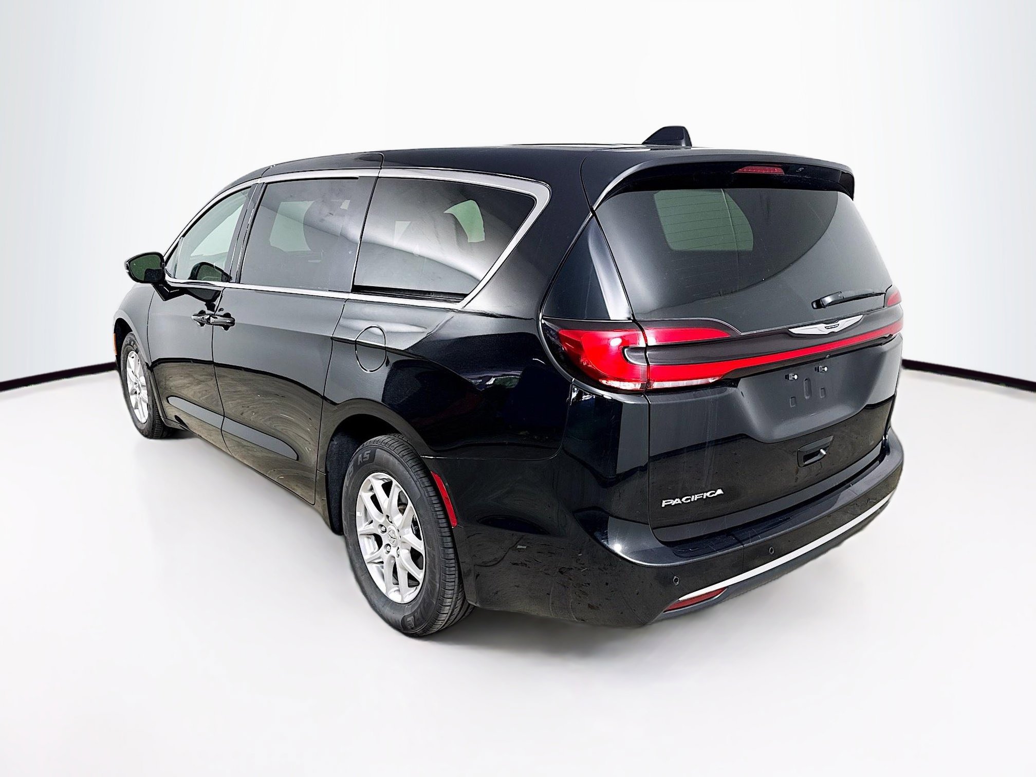 Used 2025 Chrysler Pacifica Select image 30