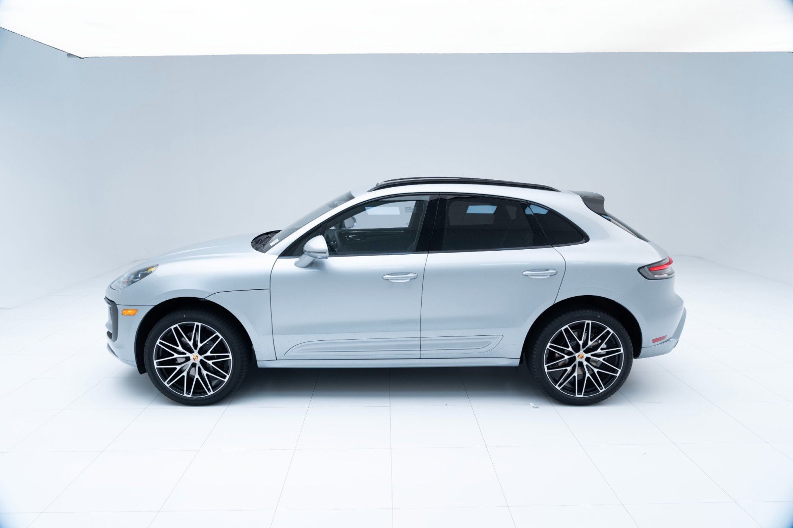 New 2025 Porsche Macan image 2