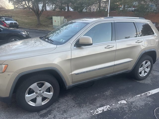 Used 2011 Jeep Grand Cherokee Laredo image 2