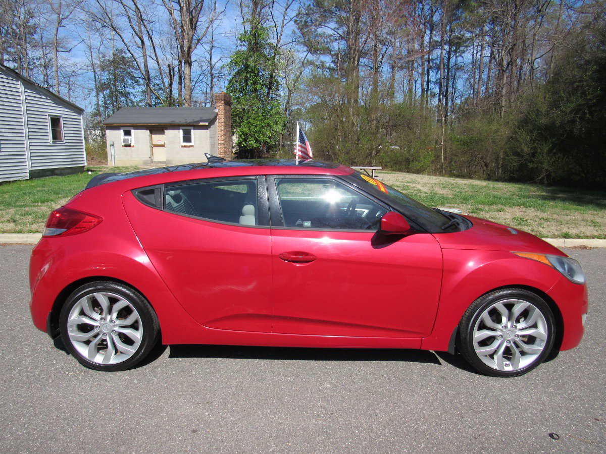 Used 2013 Hyundai Veloster BASE w/ Style Pkg image 4