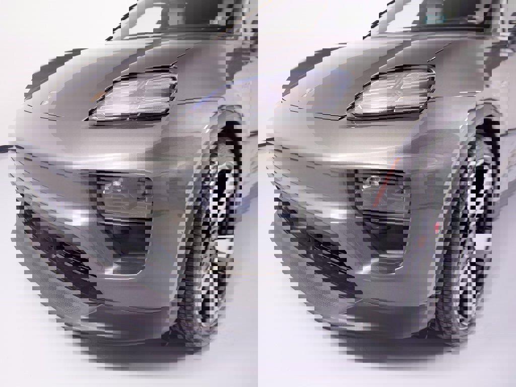 New 2025 Porsche Macan 4S Electric image 32