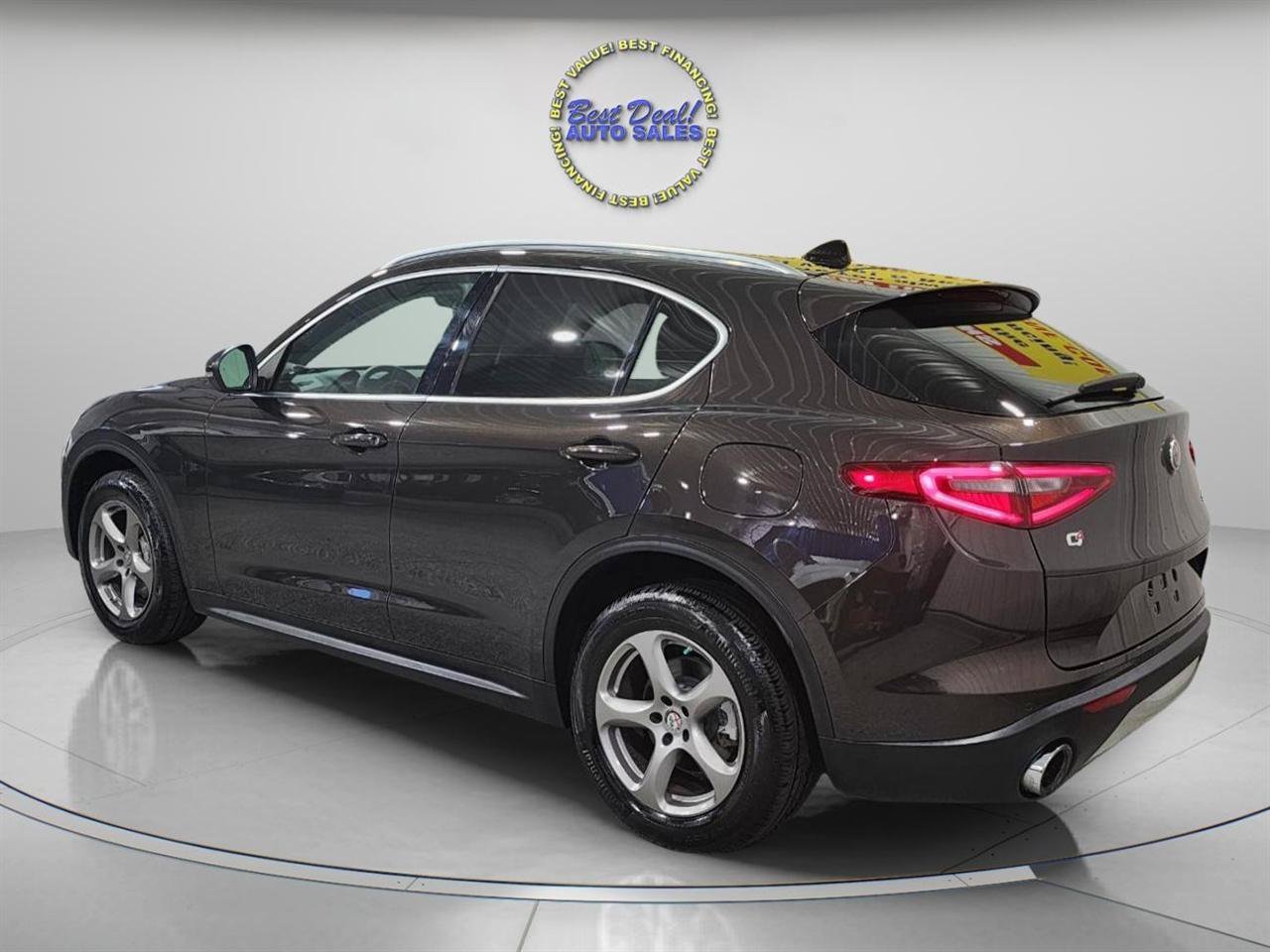 Used 2018 Alfa Romeo Stelvio AWD image 3