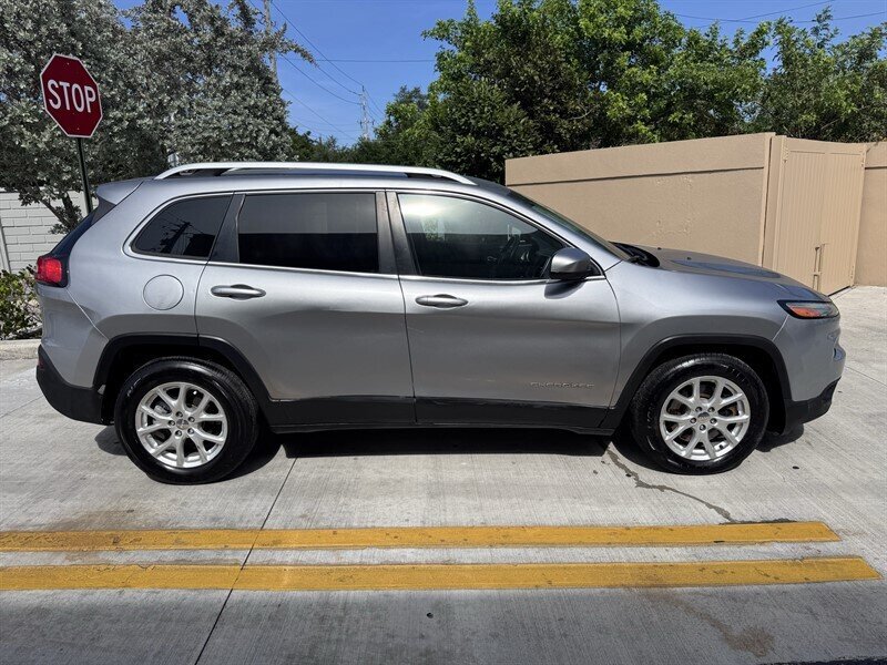 Used 2017 Jeep Cherokee Latitude FWD image 4