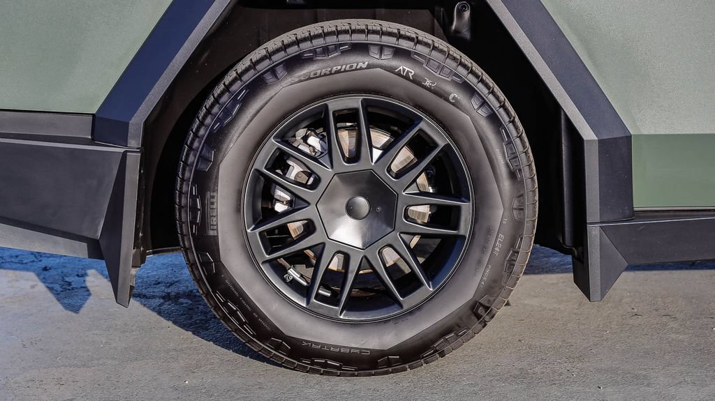 Used 2025 Tesla Cybertruck AWD Crew Cab image 12