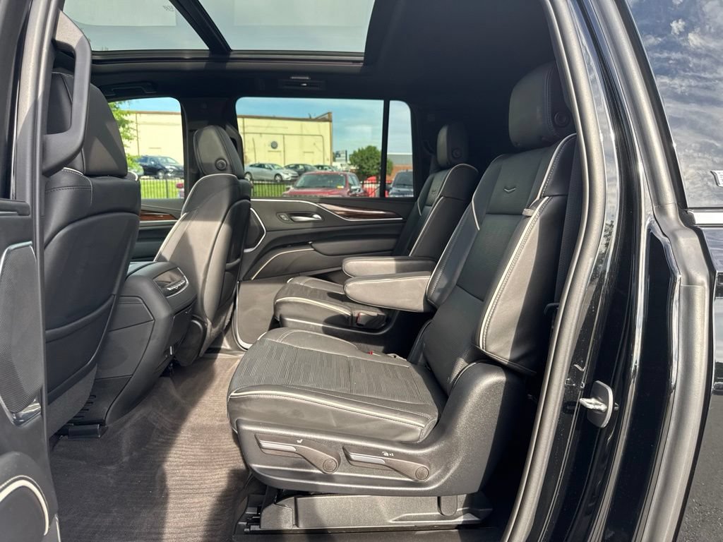 Used 2023 Cadillac Escalade ESV Premium Luxury AWD/4WD image 22