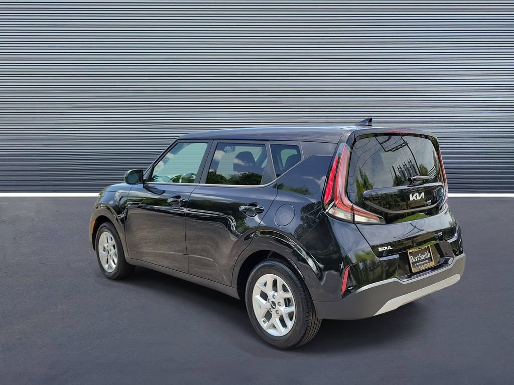 Used 2025 Kia Soul LX w/ LX Technology Package FWD image 4