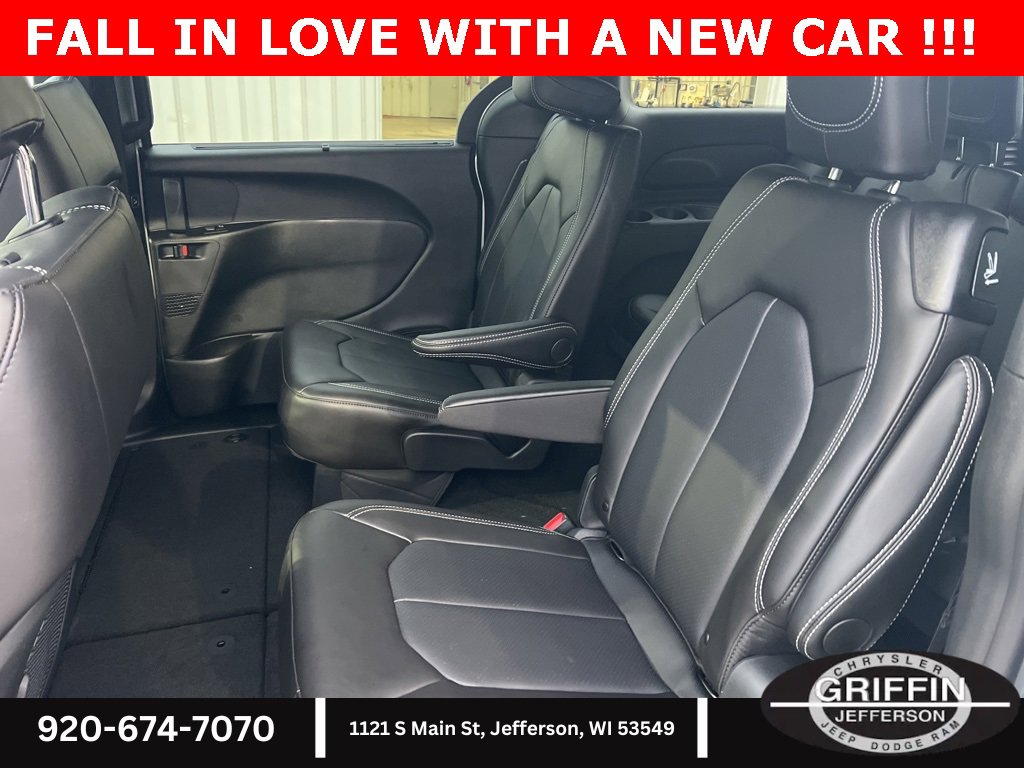 New 2026 Chrysler Pacifica Select image 15