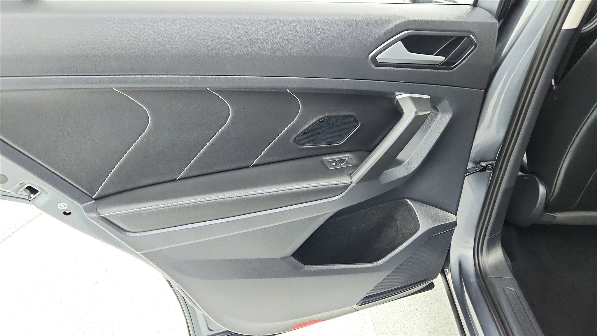 Used 2024 Volkswagen Tiguan SE image 40