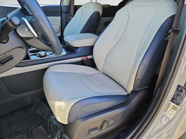 Used 2026 Kia Carnival EX FWD image 16