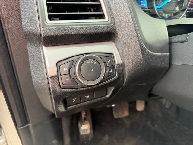 Used 2017 Ford Explorer XLT w/ XLT Technology Feature Bundle AWD/4WD image 18