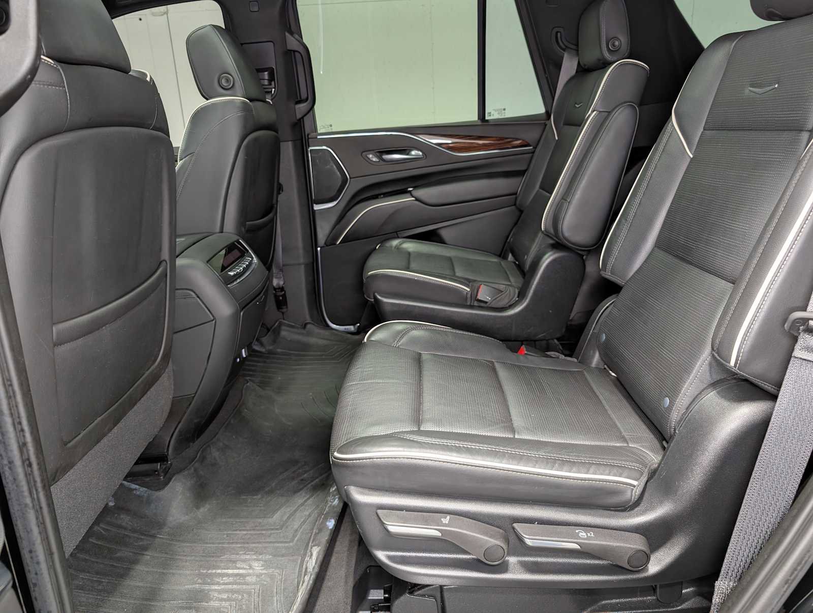 Used 2021 Cadillac Escalade Premium Luxury image 27