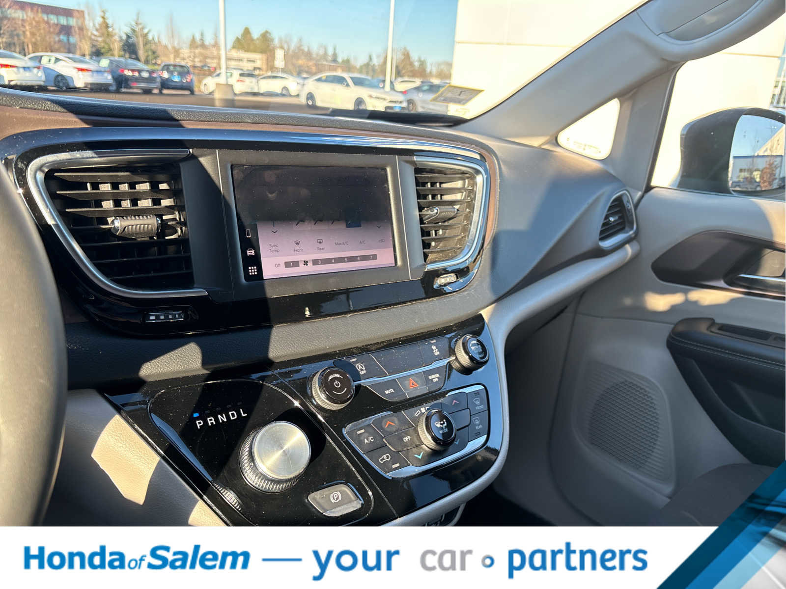 Used 2023 Chrysler Voyager LX image 21