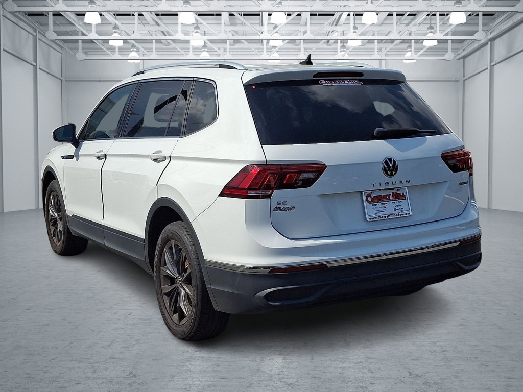 Used 2022 Volkswagen Tiguan SE w/ Panoramic Sunroof Package image 3