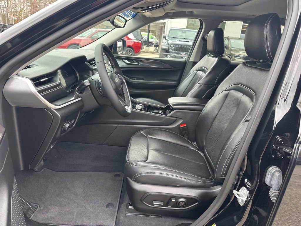 Used 2023 Jeep Grand Cherokee Laredo w/ Luxury Tech Group I image 15