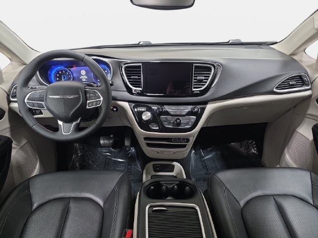 Used 2024 Chrysler Pacifica Touring-L FWD image 10