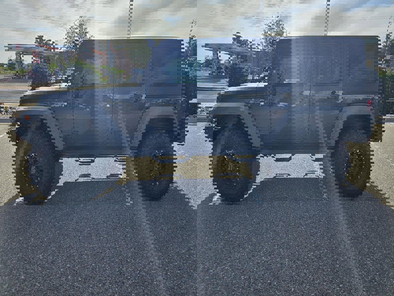 Used 2016 Jeep Wrangler Unlimited Rubicon w/ Connectivity Group AWD/4WD image 3