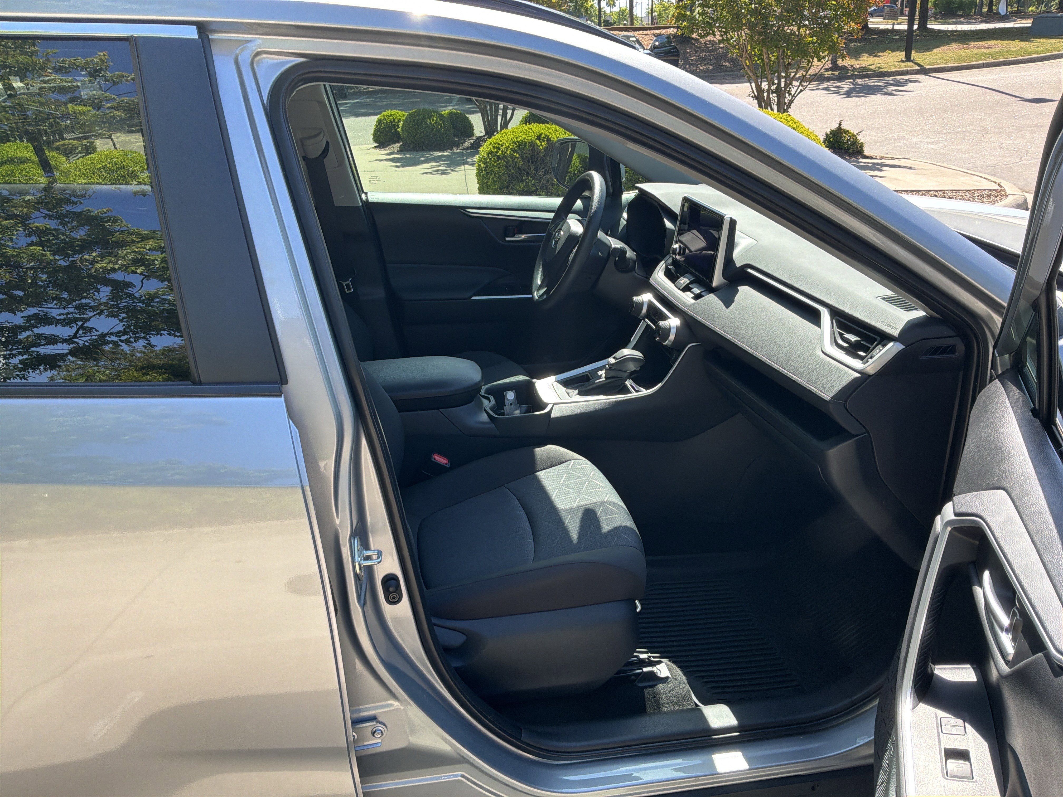 Used 2025 Toyota RAV4 XLE w/ Convenience Package FWD image 33