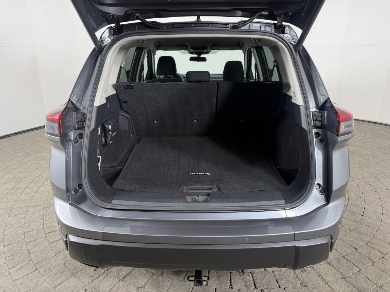 Used 2024 Nissan Rogue SV image 7