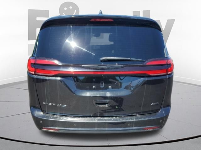 Used 2021 Chrysler Pacifica Touring-L w/ Uconnect Theater Family Group AWD/4WD image 4