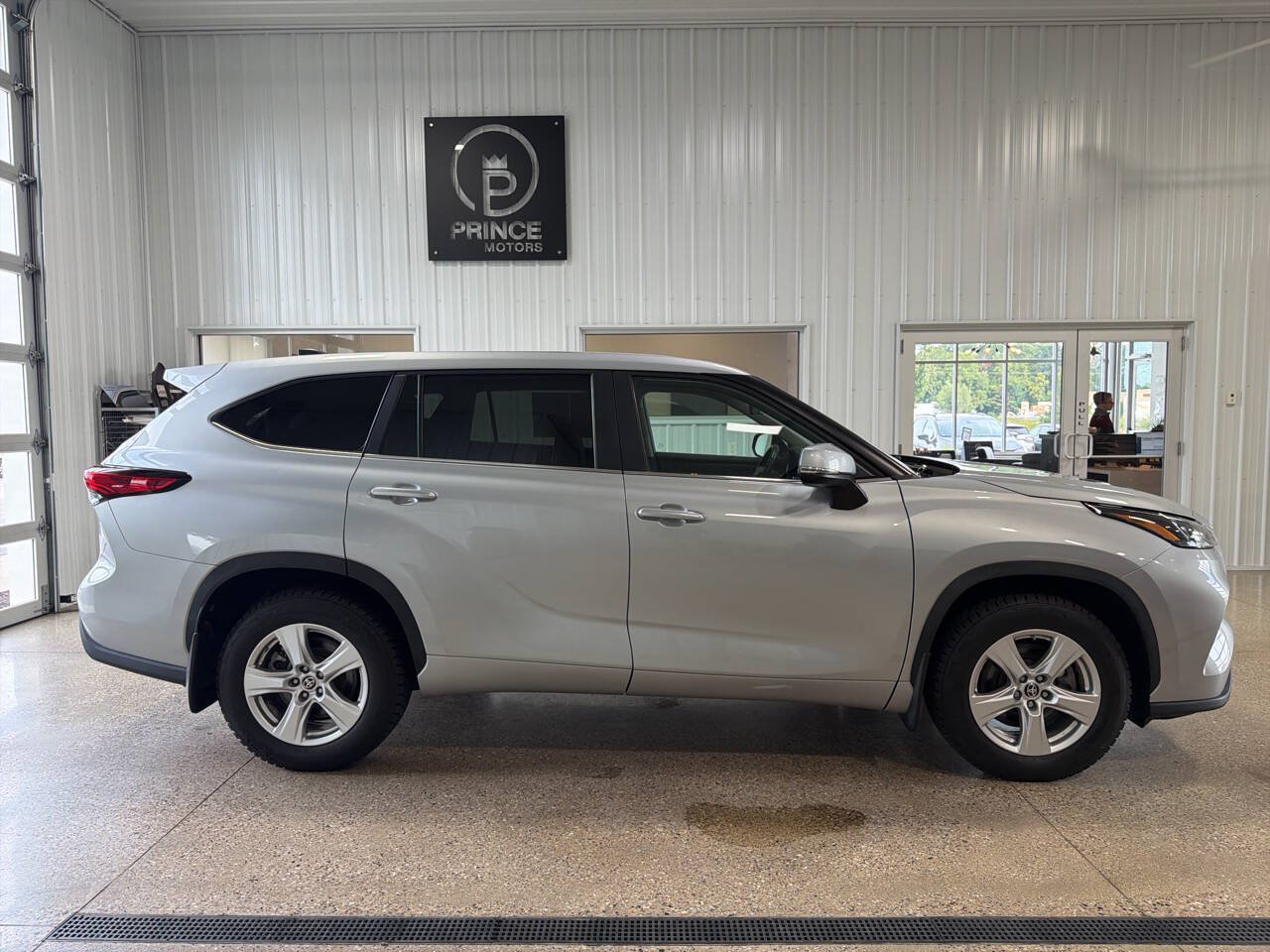Used 2023 Toyota Highlander LE AWD/4WD image 5
