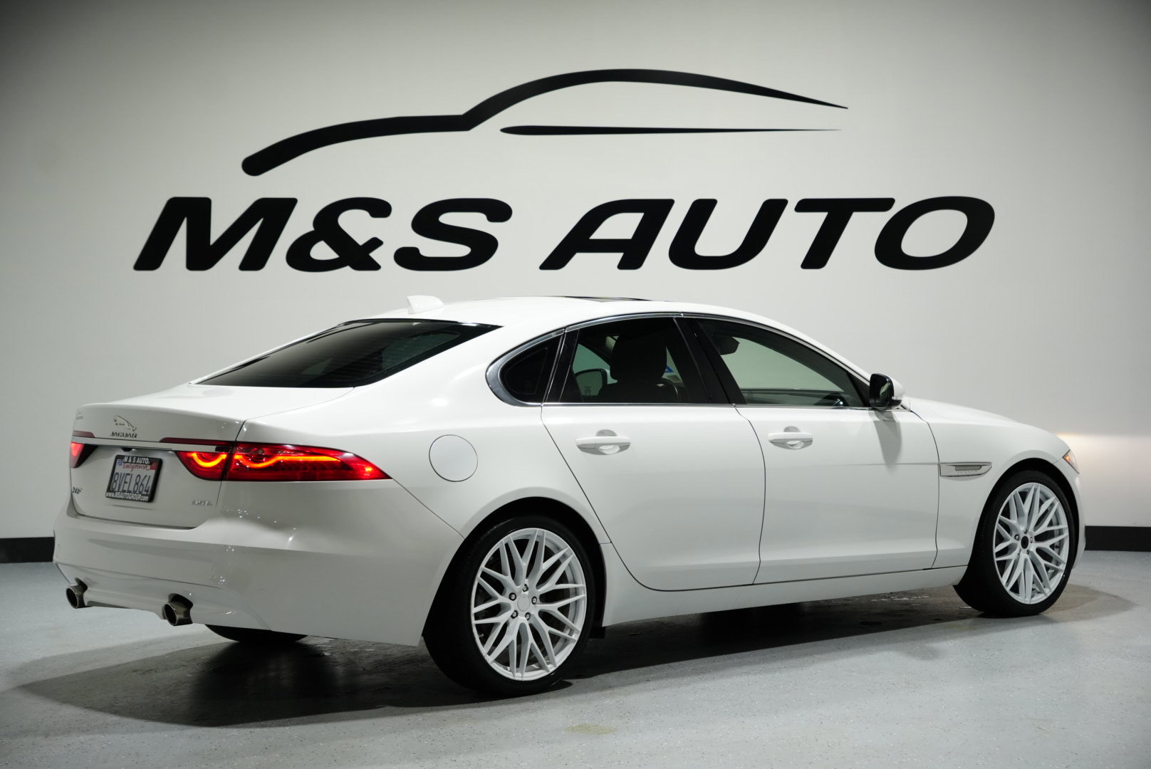 Used 2016 Jaguar XF Premium image 7