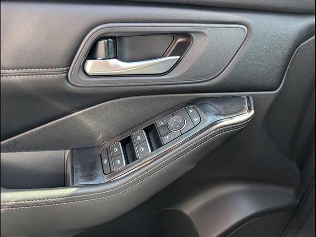 Used 2025 Nissan Rogue SL image 14