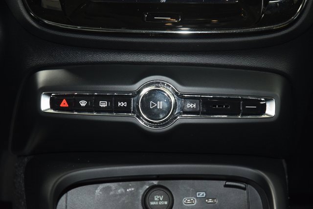 Used 2025 Volvo XC40 B5 Plus image 31