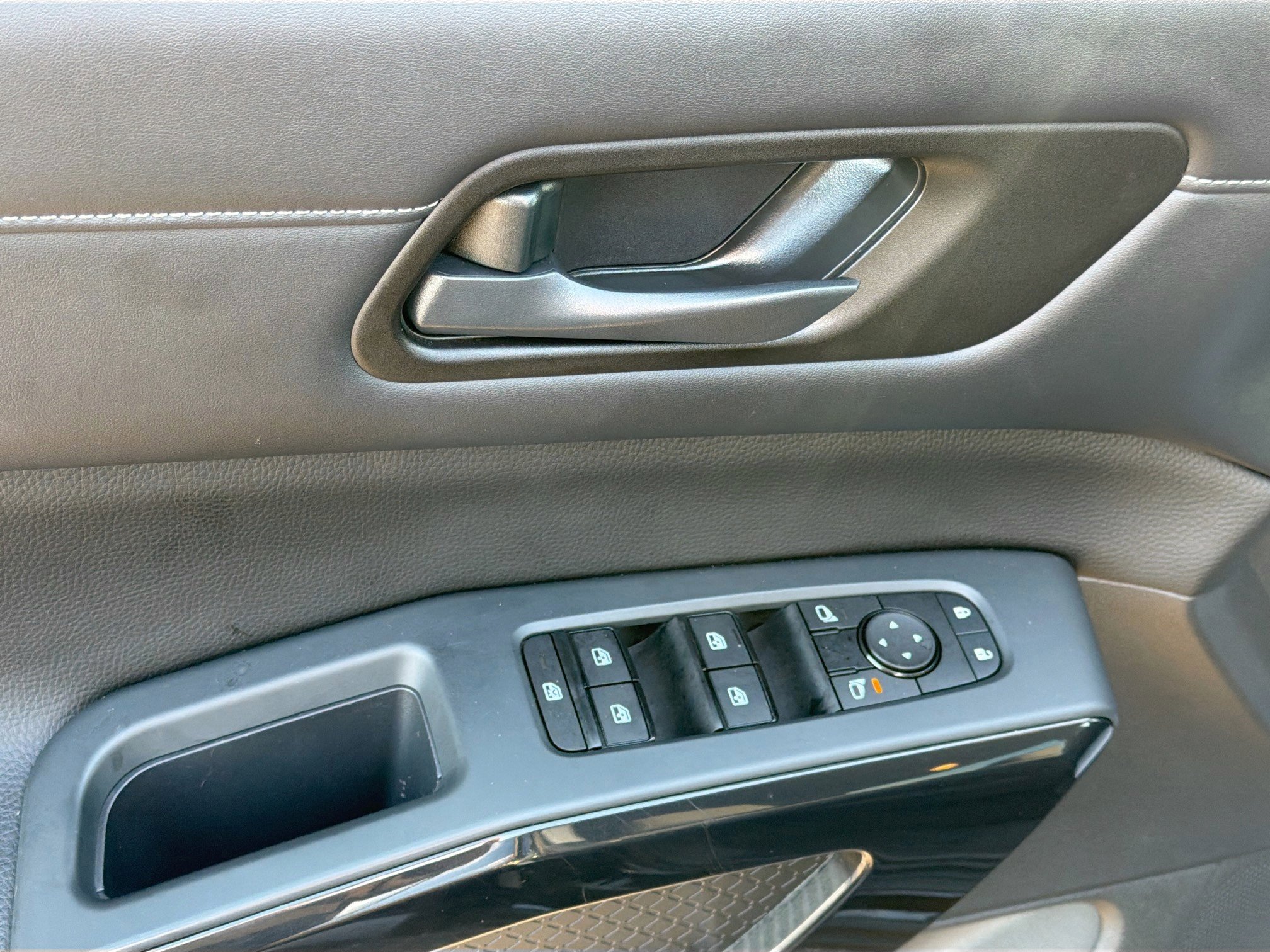 Used 2023 Nissan Pathfinder SV w/ SV Premium Package image 23