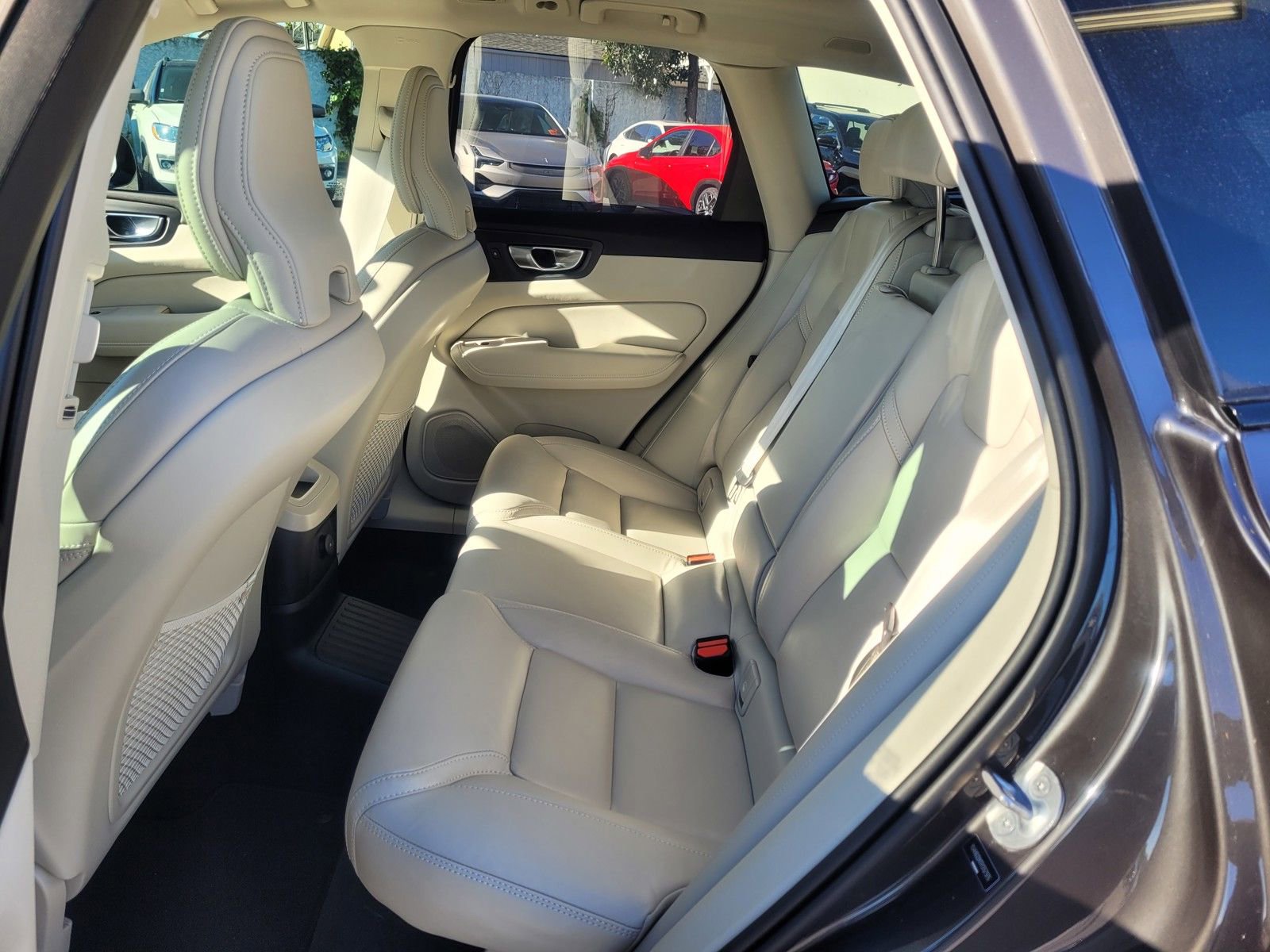 Certified 2024 Volvo XC60 T8 Ultimate w/ Protection Package Premier image 12