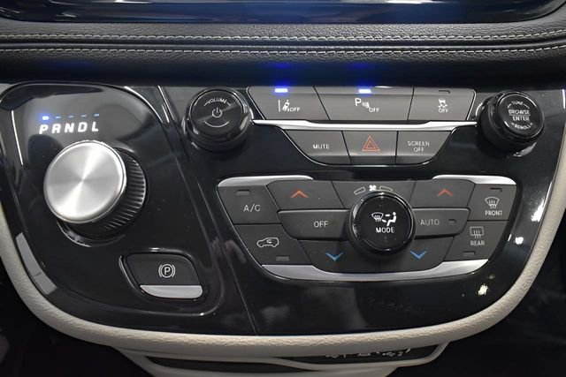 Used 2023 Chrysler Pacifica Touring-L image 30