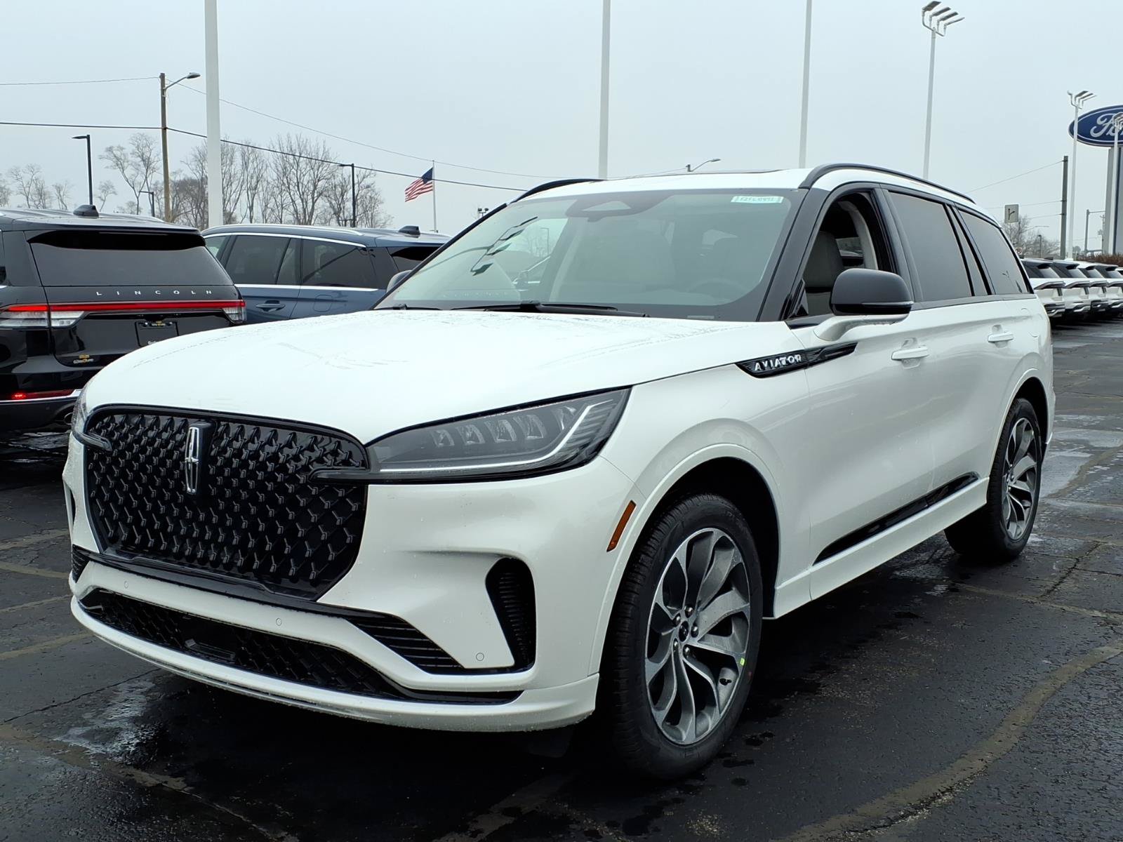New 2026 Lincoln Aviator AWD w/ Jet Appearance Package image 3