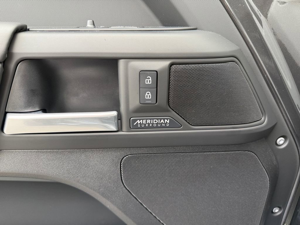 Used 2025 Land Rover Defender 130 X-Dynamic SE image 28