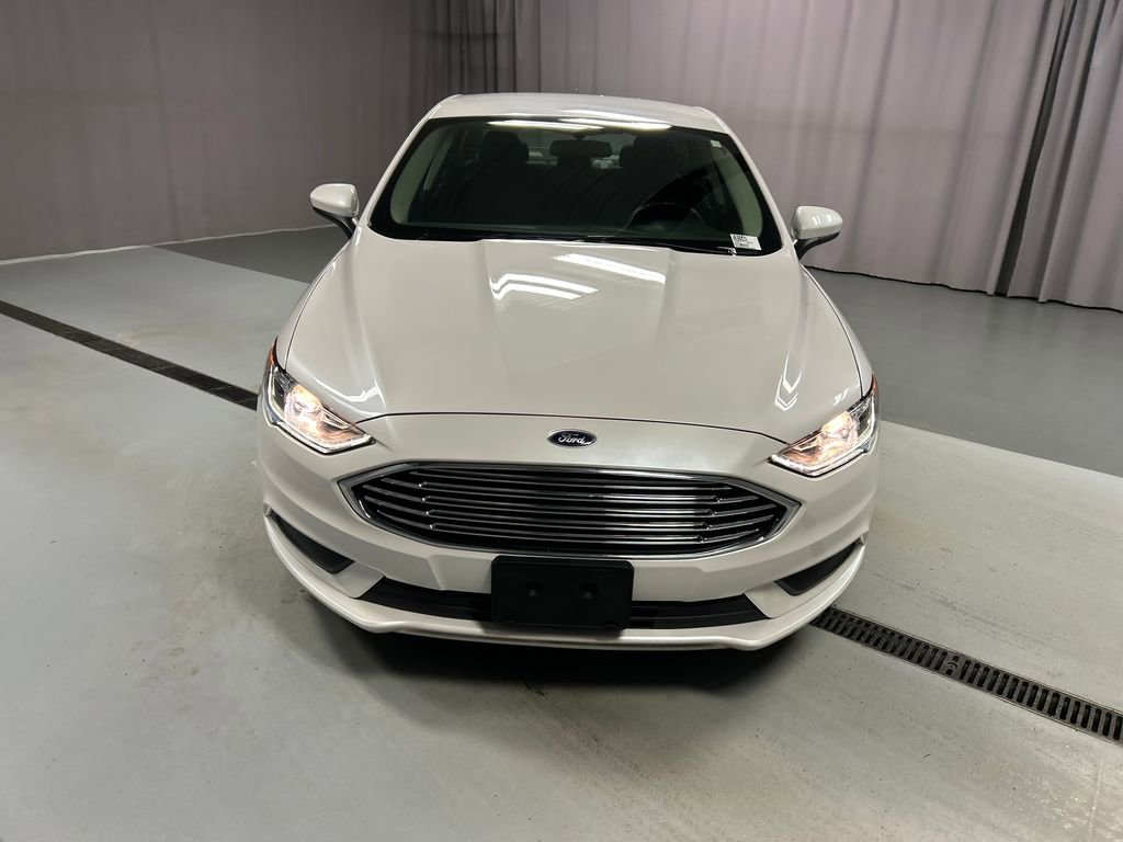 Used 2018 Ford Fusion SE w/ Fusion SE Technology Package image 2