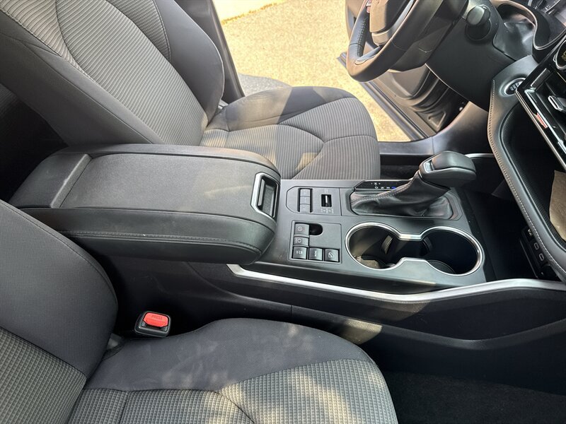 Used 2024 Toyota Highlander LE AWD/4WD image 29