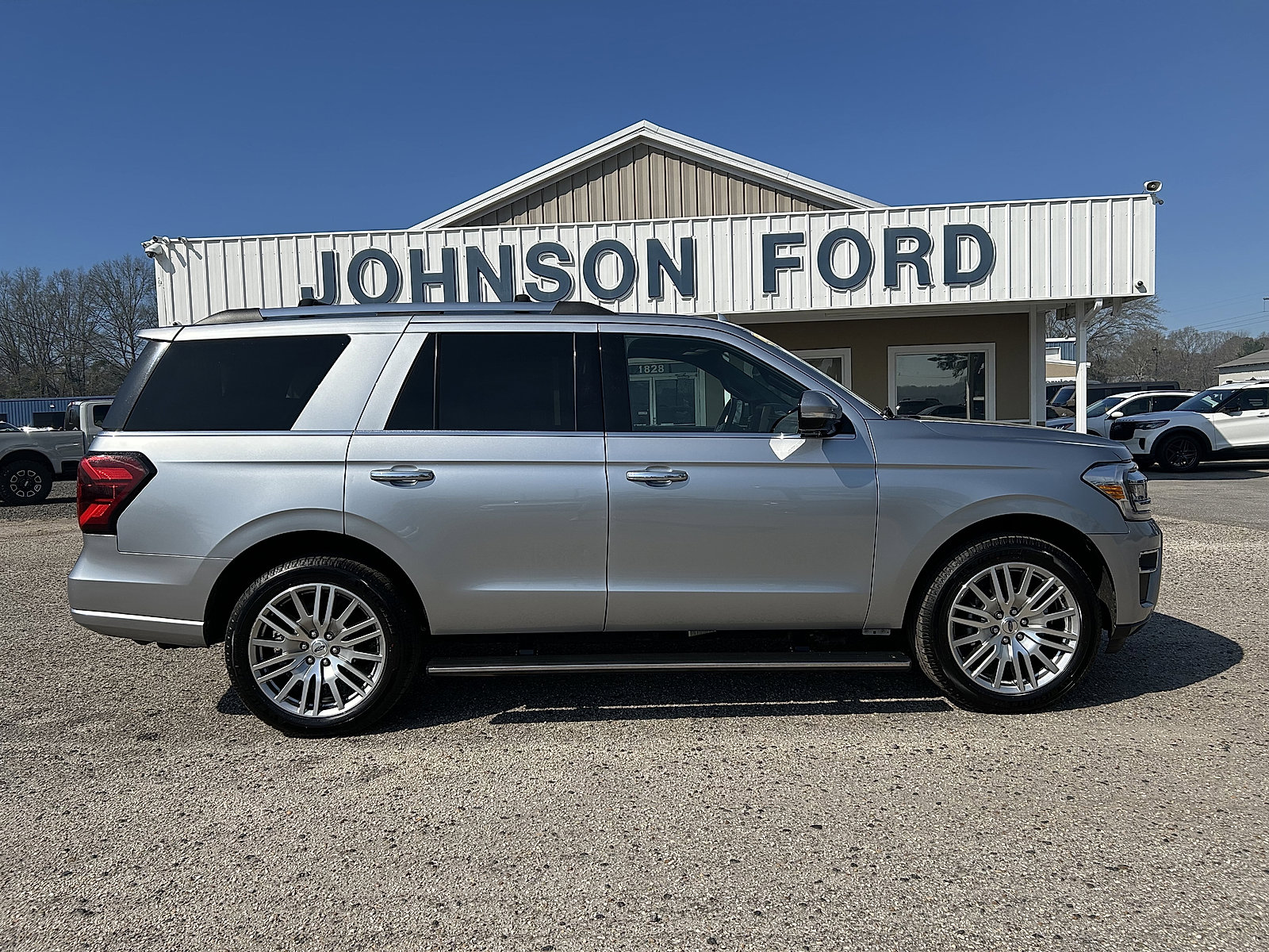 Used 2024 Ford Expedition Limited image 3